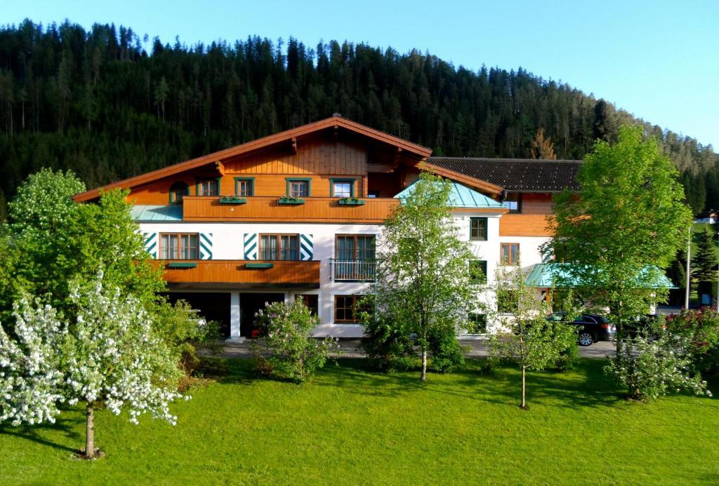 Aparthotel Kristall Altenmarkt im Pongau Bagian luar foto
